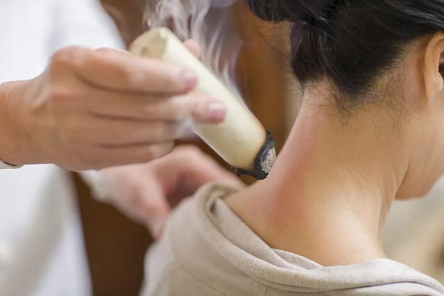 做艾灸,千万别乱灸啊.湿热易上火,试试这样灸虚实热都有方