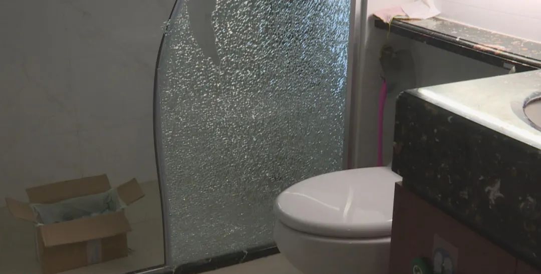 潮州有人的精装房浴室玻璃隔断突然爆裂究竟发生了什么呢