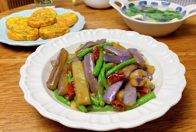 茄子和豆角巧搭配簡單炒一炒香而不膩很下飯