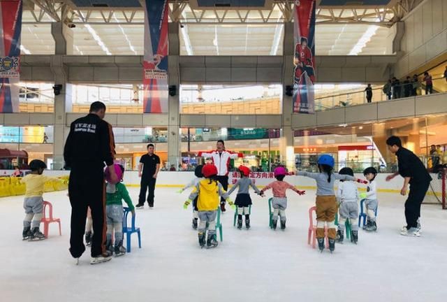 厦门中华城冠军溜冰场,1600㎡室内真冰场馆,国际级标准设备