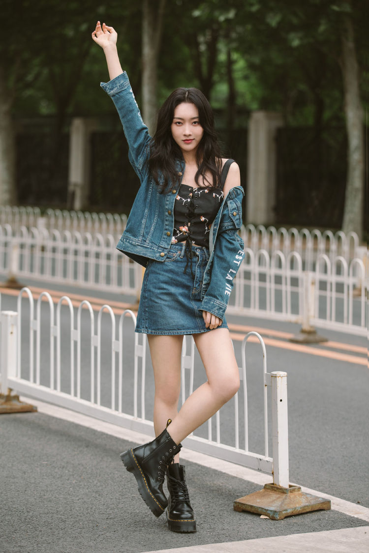 "江厌离"换现代装气场都变了,穿牛仔套装裙,小露吊带飒气迷人