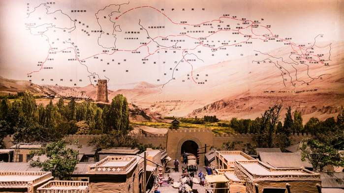 恢复西域都护府的建制,但是当时的东汉政权刚刚建立,无力恢复西域都护