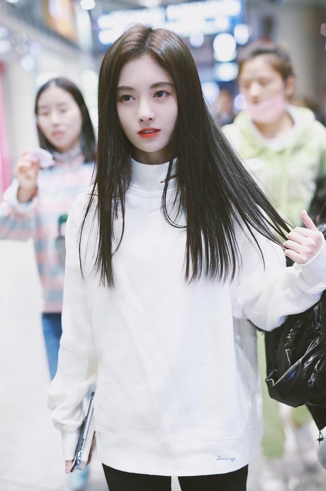 鞠婧祎的机场穿搭审美在线,路人镜头下颜值依旧在线