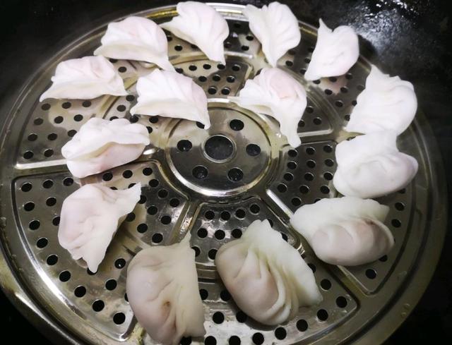 做水晶蒸饺,选择淀粉是关键,用这两种淀粉和面,晶莹剔透不开裂