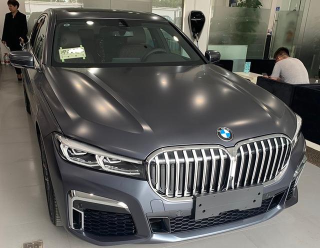 88万买宝马740极地磨砂灰回家后停在邻居的帕萨特和宝马x3间