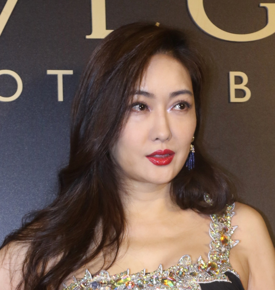 被孟广美气质迷住了,穿黑色斜肩连衣裙凹造型,52岁美得太惊艳