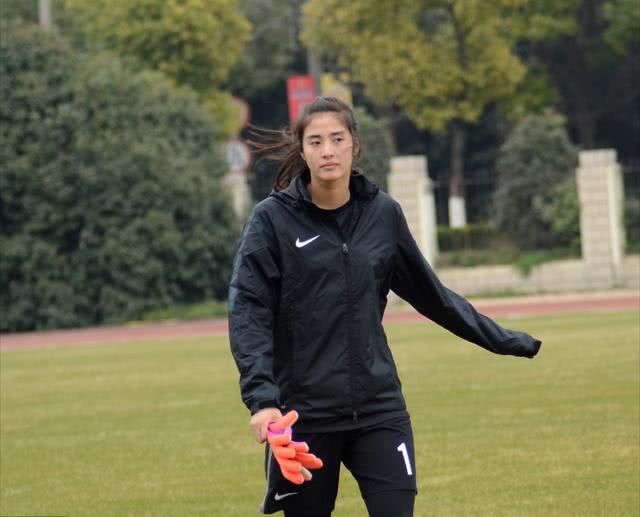 虽然在专访中,赵丽娜大谈自己和音乐的渊源和热爱,但是赵丽娜表示足球