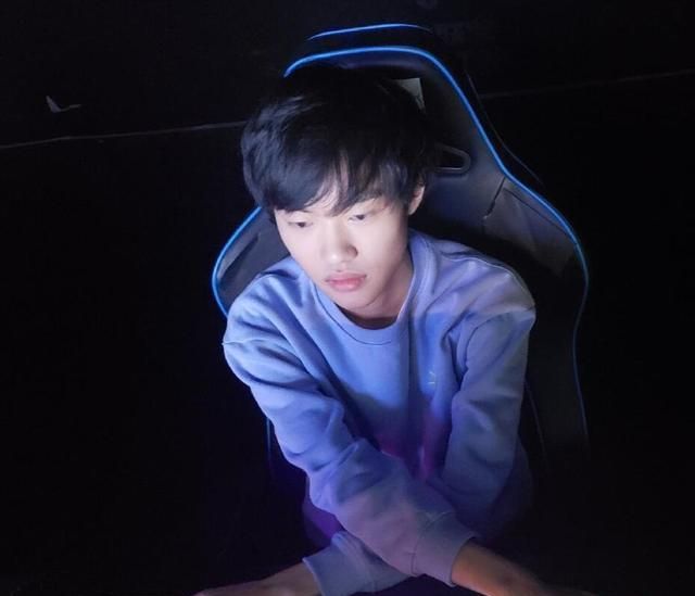 lol黄金左手排位秒变神经刀,c一把后立刻变成了"演员"