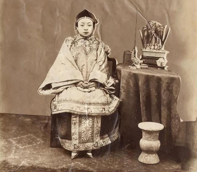 古代女人为何要残忍裹小脚