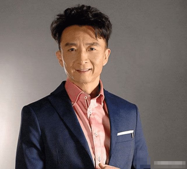 还记得14年前的扫把星吗如今卸妆换上西装后你们还认得出