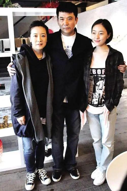 陈小艺是真的不见老,52岁还是那么有气质,穿短裙也不觉得她装!