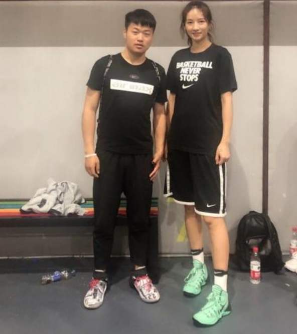 篮球女神石一童,长相酷似江疏影,退役后打街球走红,31岁太美了