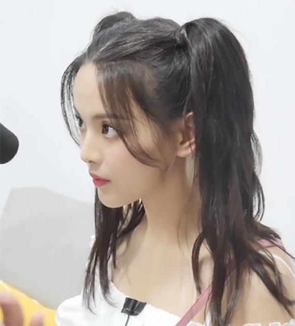 中分披发脸大如盆,换双马尾就超可爱,杨超越真不考虑半永久吗