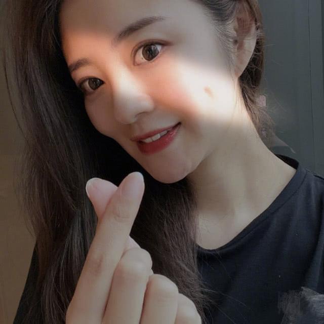 安以轩520晒卖萌自拍,素颜出镜颜值耐打,花式比心超少女