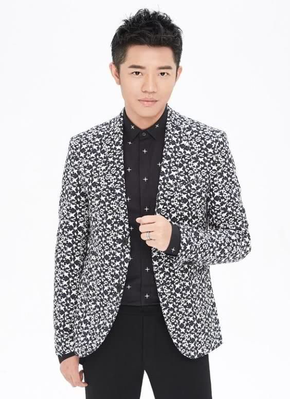 而作为"广场舞天团"凤凰传奇成员,曾毅唱跳不在话下,应该是"披荆斩棘