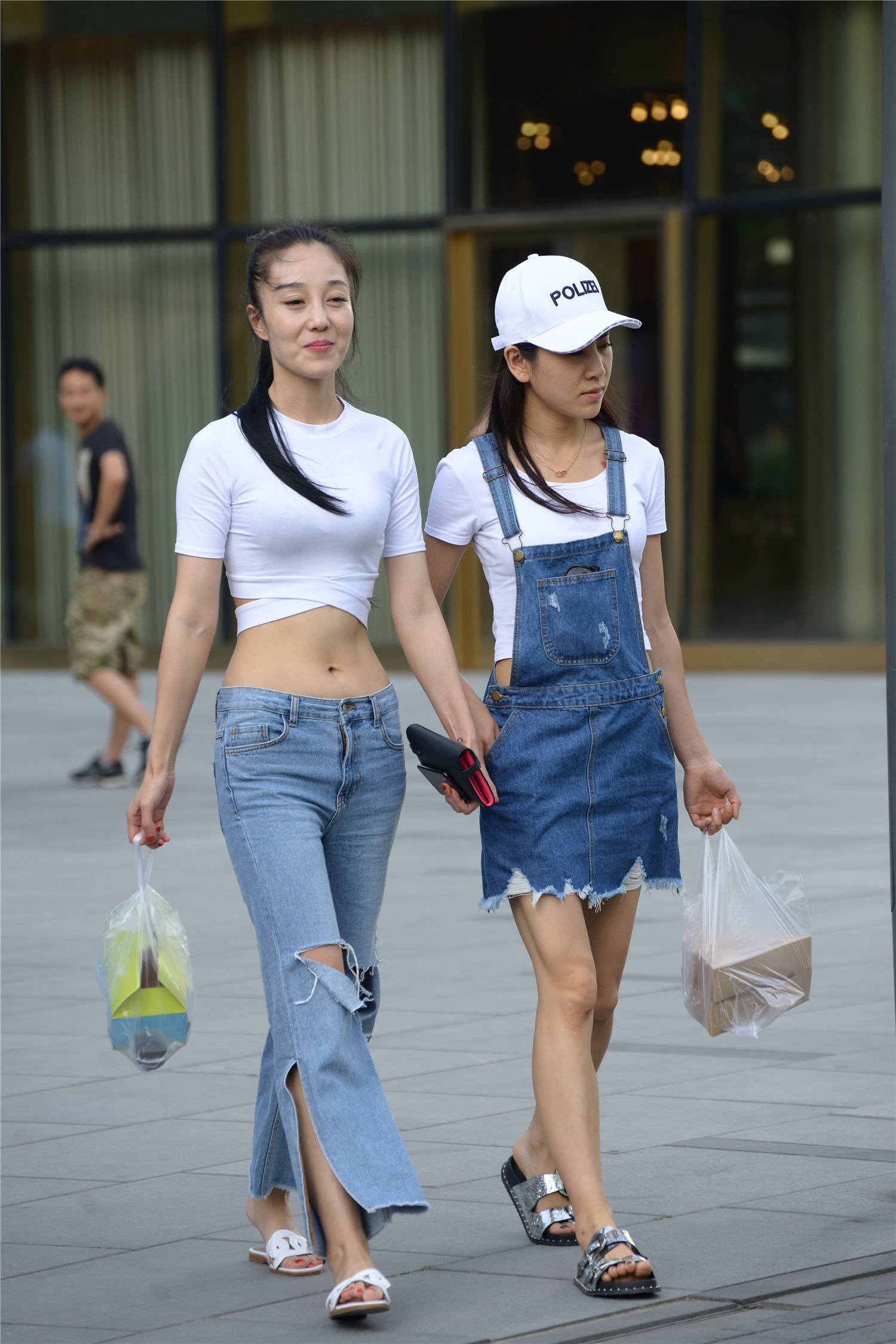 和闺蜜逛街,牛仔裤和牛仔裙,你会怎么挑选?