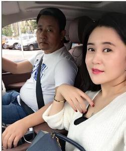 55岁"王长贵"与小19岁娇妻合影,老婆肤白貌美,网友:像父女