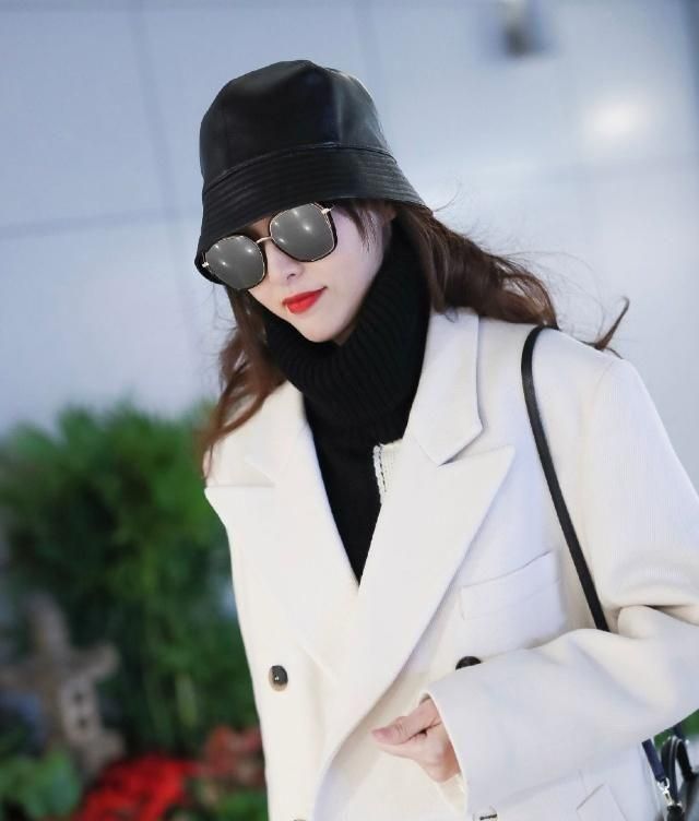 唐嫣的棒球帽终于失宠,连着两天戴渔夫帽现身