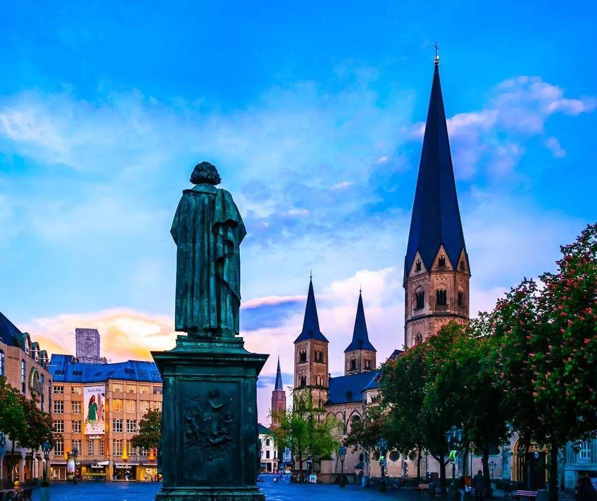 当年西德为何要定都小城波恩,而不是西柏林,慕尼黑或法兰克福呢|波恩|