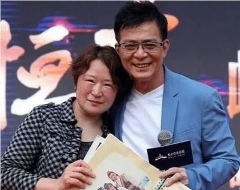 黄日华近照曝光,56岁却神采依旧,女儿竟然神似翁美玲