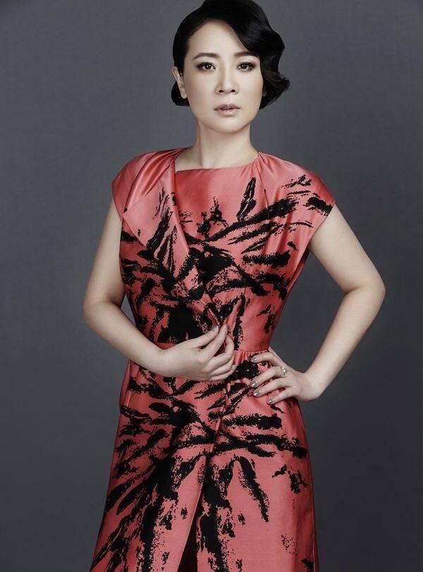 52岁陈小艺亮相活动,穿"白菜裙"俗气显廉价,塌肩驼背气质全无