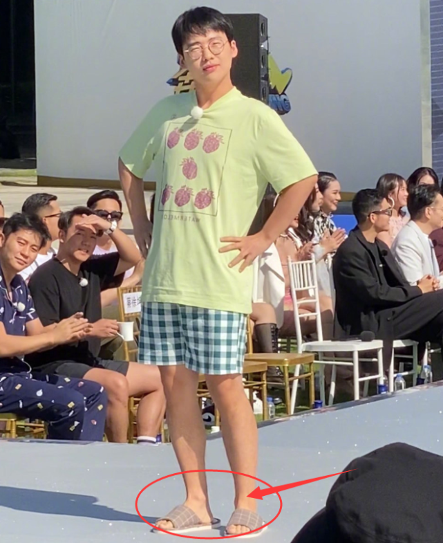 跑男团睡衣秀路透,郭麒麟光脚穿拖鞋,蔡徐坤保留了男爱豆的体面