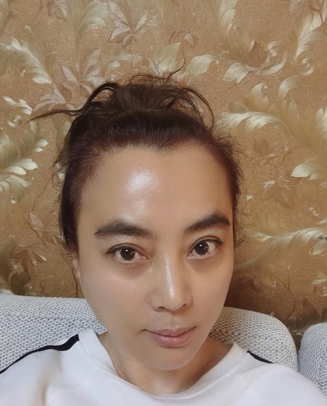 玉兔精李玲玉晒近照,57岁素颜不显老