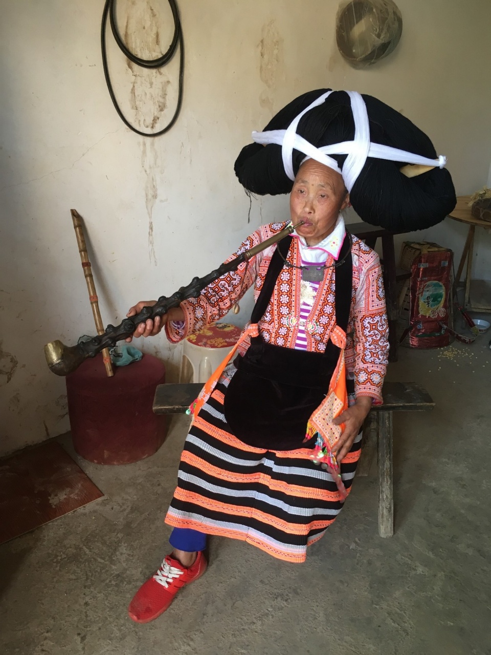 这种头饰的绾扎十分复杂,长角苗族女子会一根长约2尺左右的牛角状木板