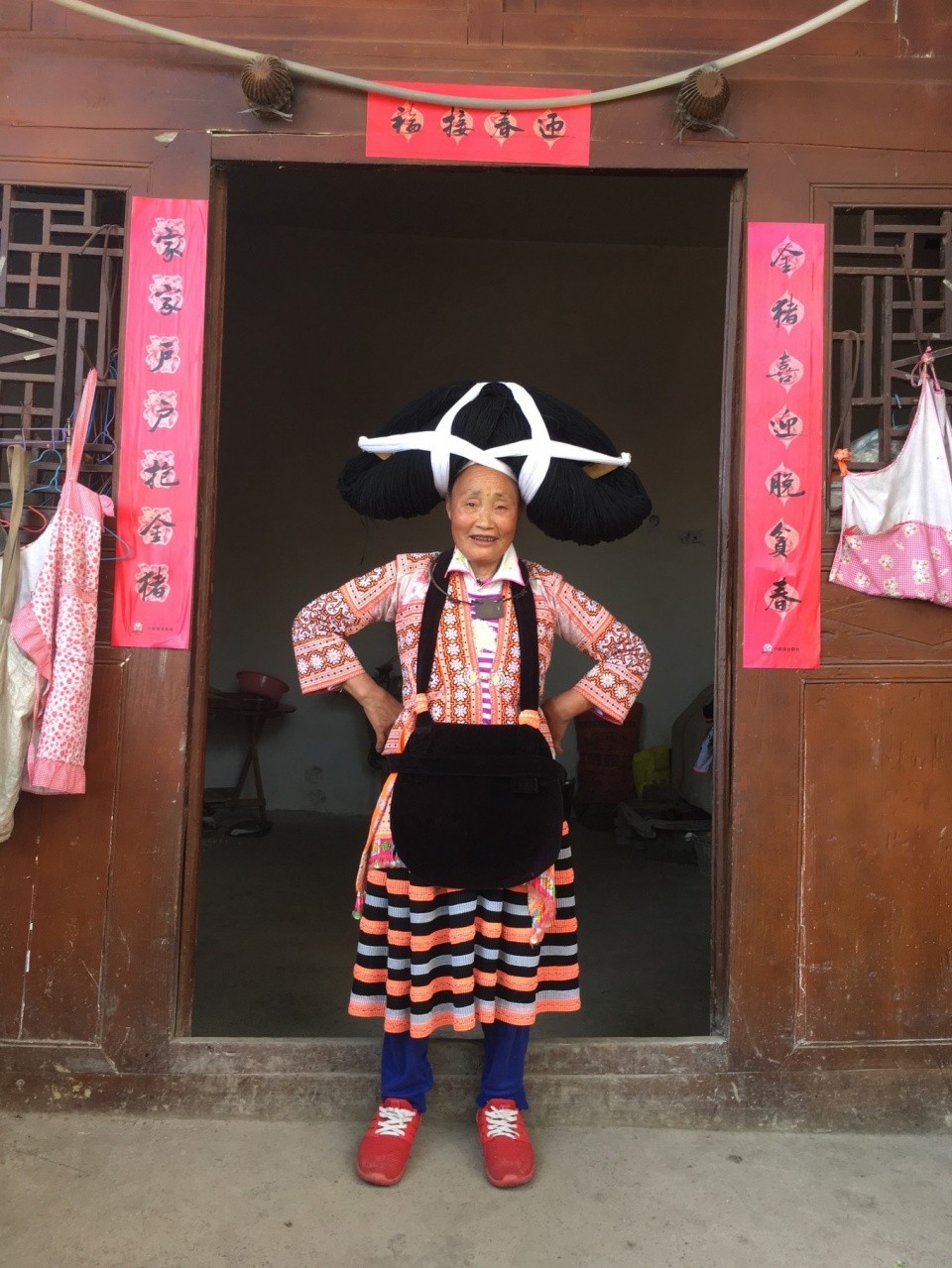 神秘的长角苗族头顶4公斤已故祖先的头发还在葬礼上找对象