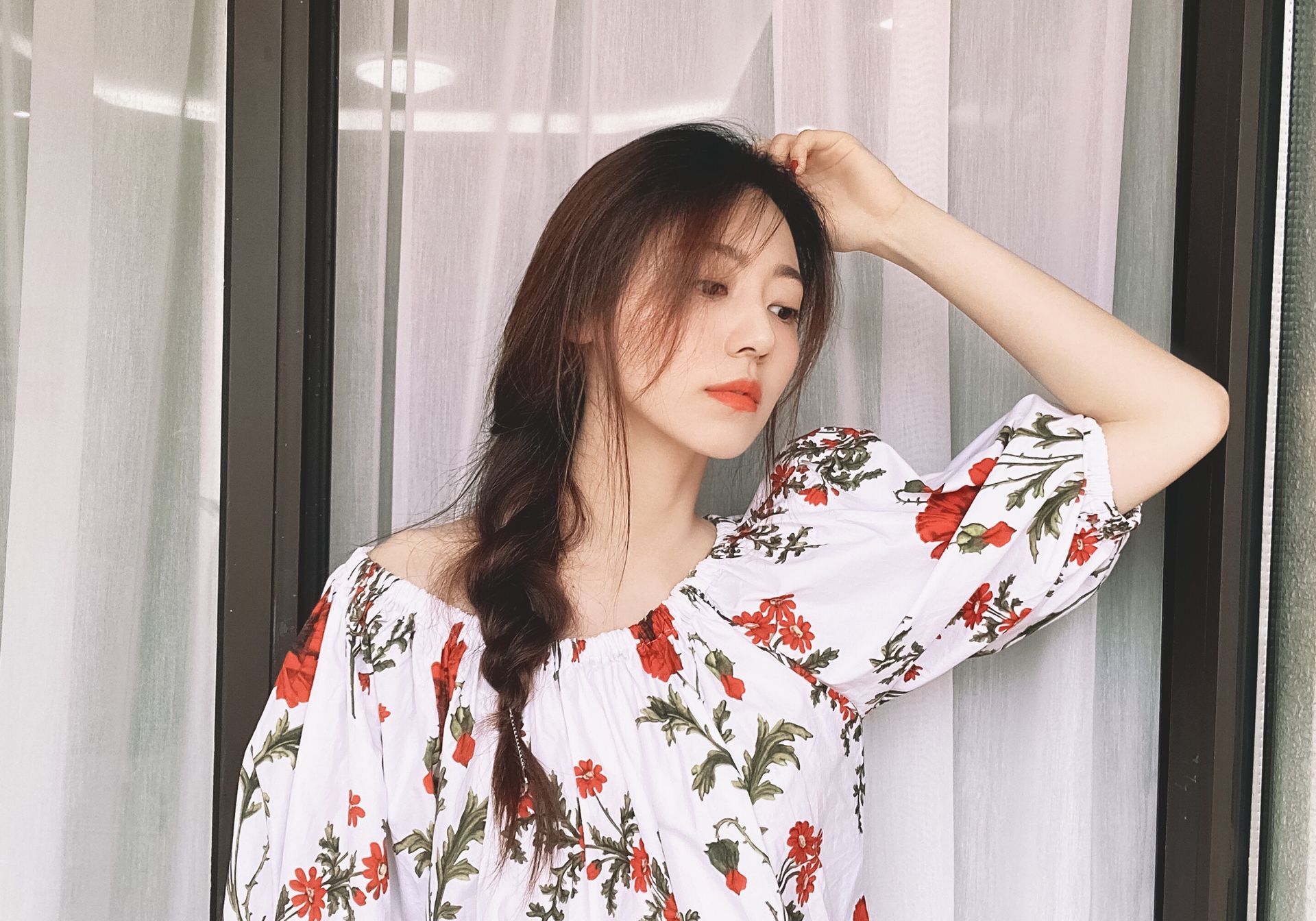 看到黄梦莹这组照片,夏天好想穿小碎花呀