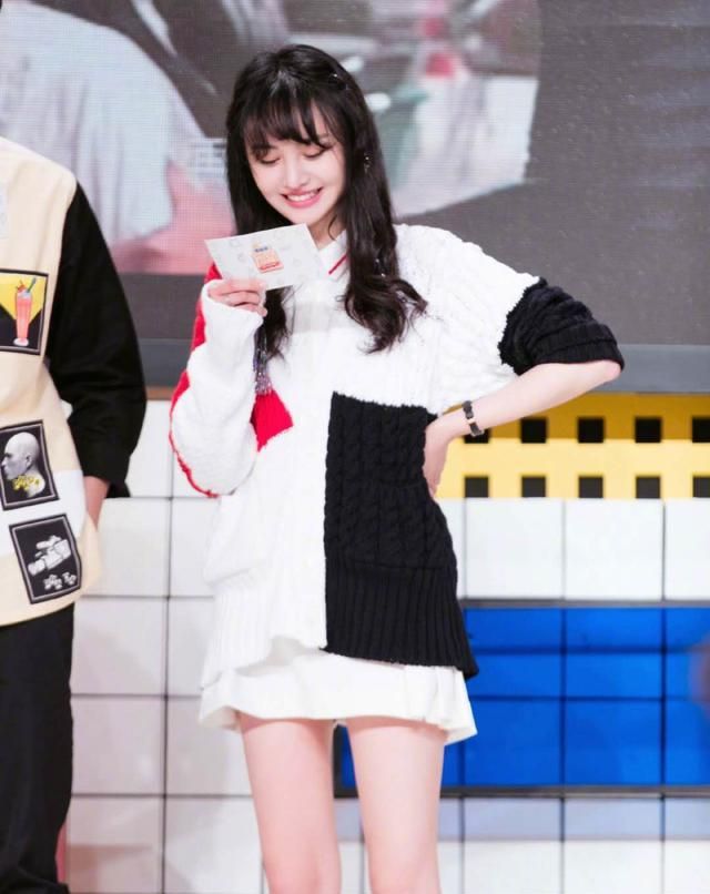 "小仙女"郑爽好会穿,针织衫配短裙,清新减龄少女味十足