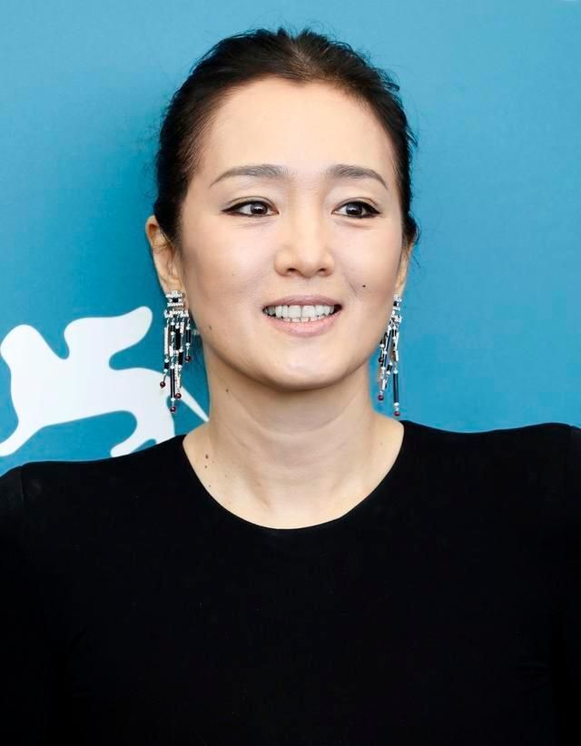 巩俐的54岁像朵花,粉色长裙太优雅,成熟气质更有魅力