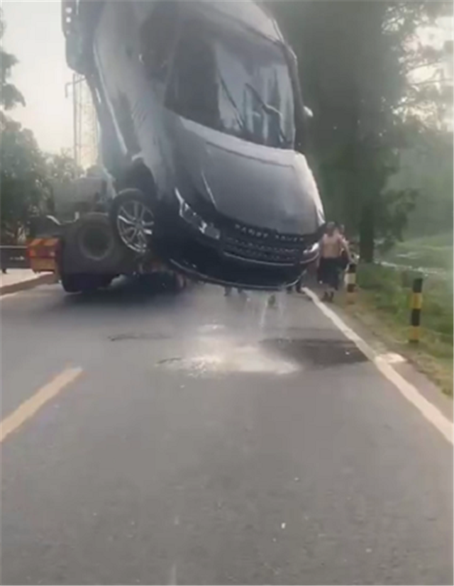 170万路虎揽胜水淹车，全车泡水被吊起，几天后会流入二手市场