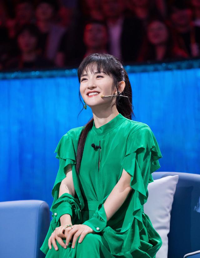 谢娜一身绿色连衣裙就算了,首饰还全是"绿乌龟"