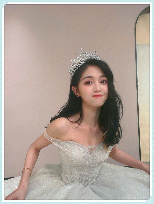 吴宣仪晒婚纱照看到她穿白纱的那一刻网友这女的也太绝了