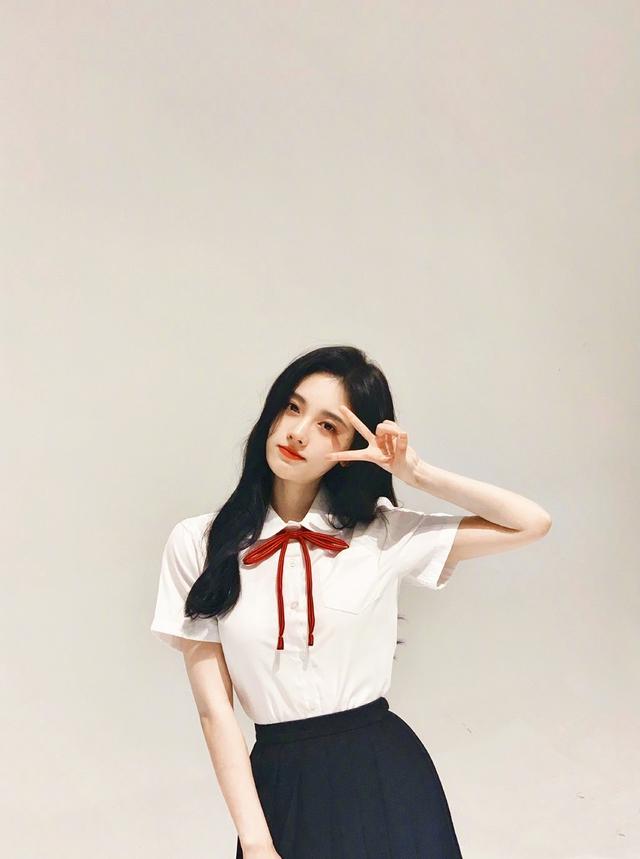 鞠婧祎身穿白衬衣 百褶裙,元气满满的甜美学院风