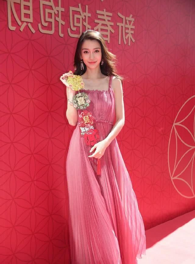 这是杨颖穿过最廉价的礼服?本以为会很土