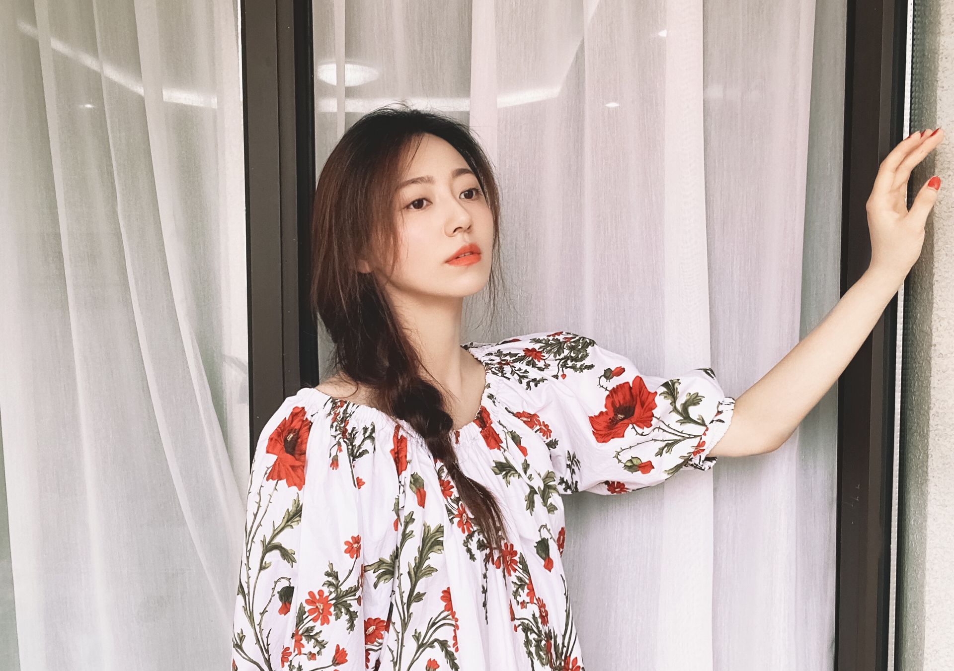 看到黄梦莹这组照片,夏天好想穿小碎花呀