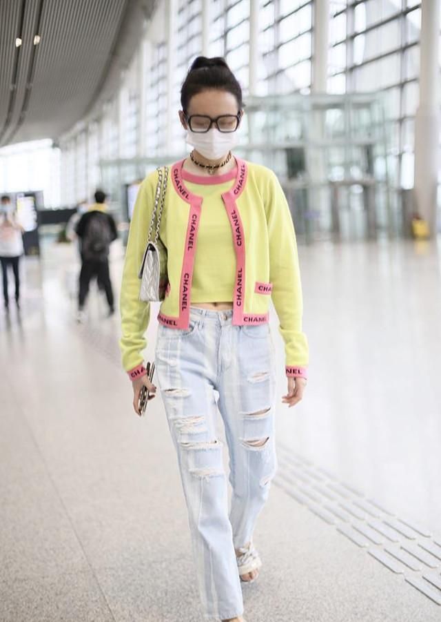 王鸥嫩黄露脐装秀细腰,配破洞牛仔裤显活力,扎马尾露光洁额头