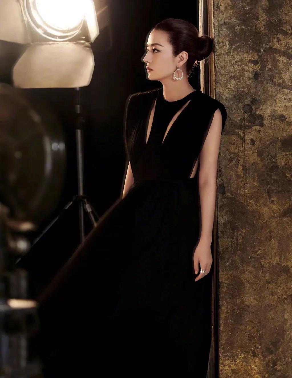 赵薇终显妩媚的一面,穿抹胸长裙,搭配上披肩发性感又高级