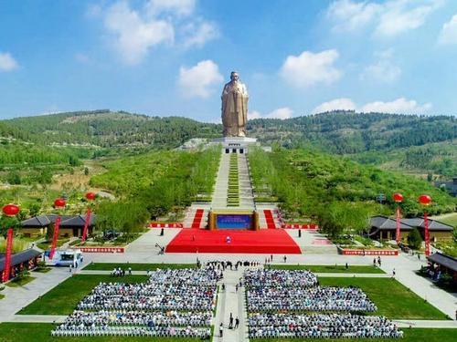 孔子故乡建起一座圣人雕像,像前台阶260级,像高72米属世界最高