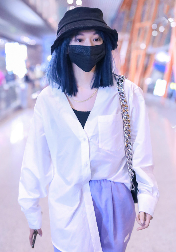 程潇终于放弃女团风,通勤白衬衣配"爸爸裤",巧塞衣角好惊艳