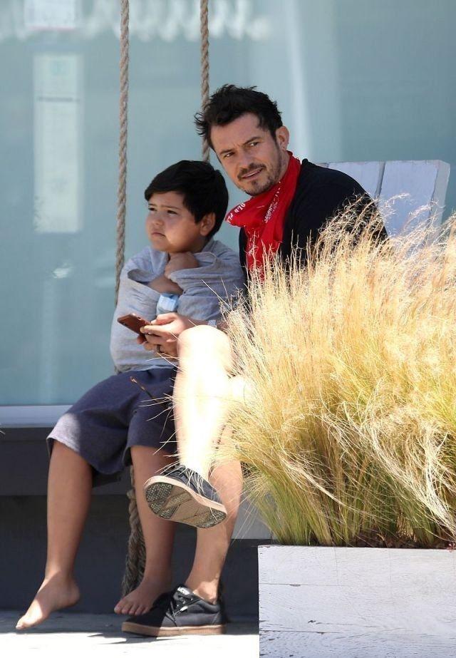 米兰达可儿大儿子跟亲爸现身,手脚厚实胖成球,9岁身材比爸敦实