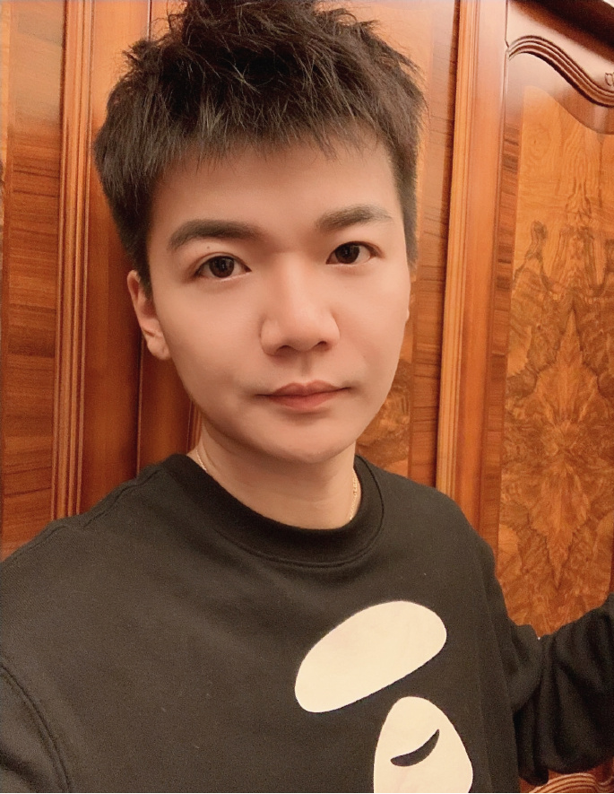 在yy的男主播中,"浅蓝"算是颜值比较高的,所以他也是拥有很多女粉丝.