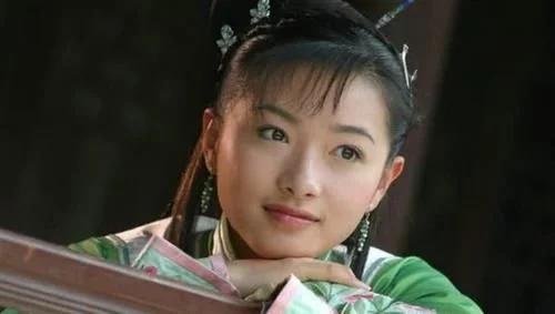 在《忠勇小状元》里面她饰演的丁宁大小姐真心漂亮,这部作品当时的姚
