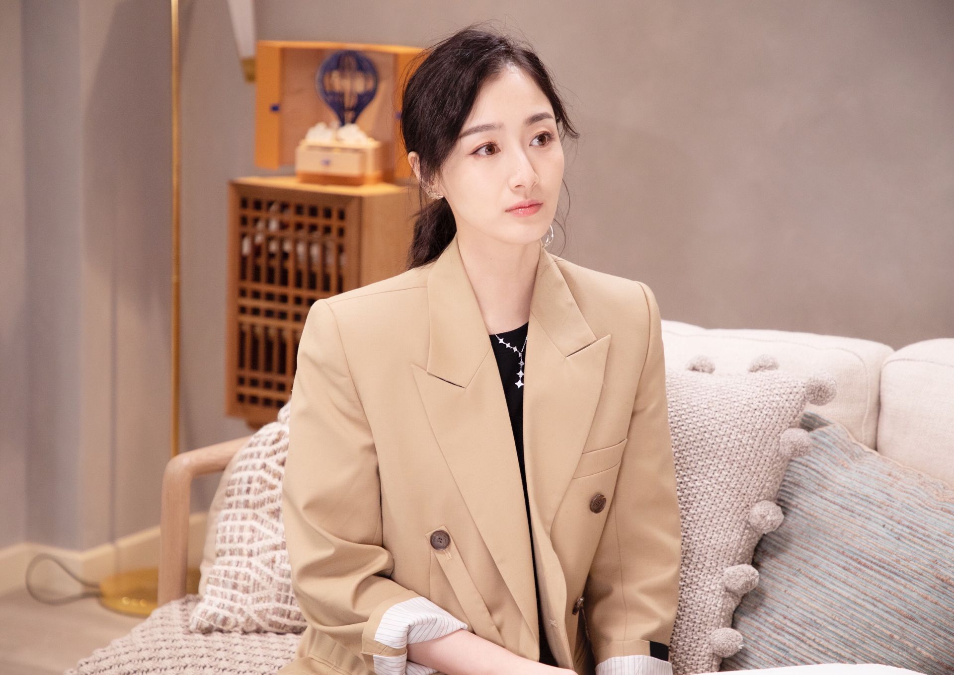 叶青工作照走一波,她穿的这一身,咱早秋穿刚好