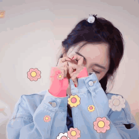 杨幂520比心自拍,半张脸露额头眼神温柔,感受美少女的甜蜜心动