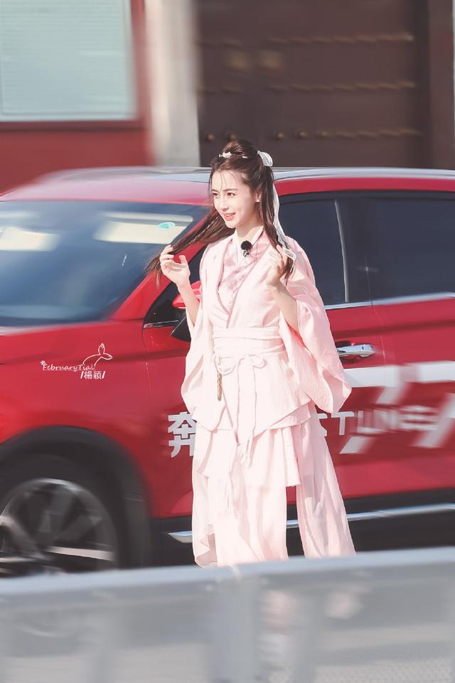 《跑男》angelababy一身粉嫩古装,有当年《花田喜事》的灵气!