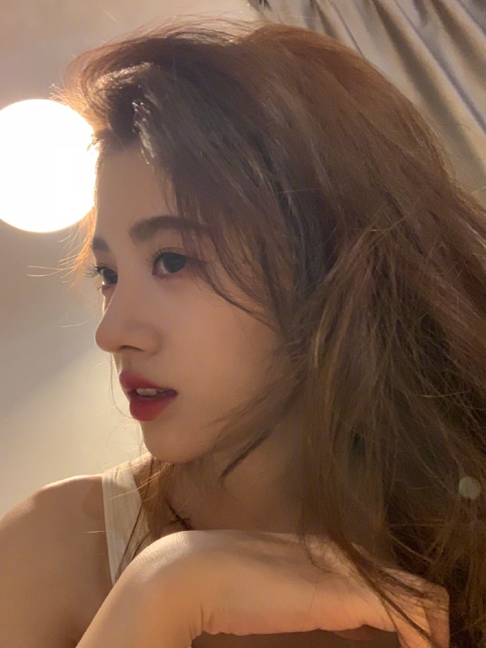 鞠婧祎大波浪造型搭配鲜艳红唇娇艳迷人白色小背心清凉又性感