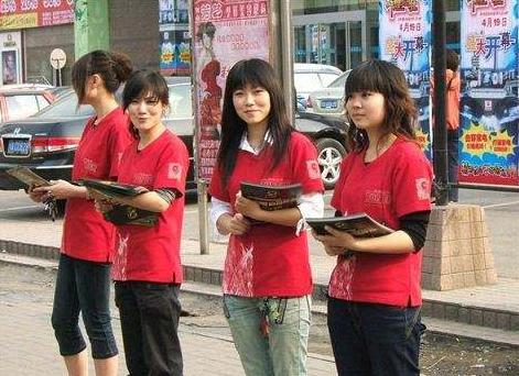 大街上发传单的发单员为什么可以老实发完却不会扔掉传单呢